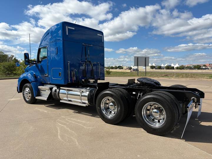 2020 Kenworth T880 52" Raised Roof Sleeper, exterior photo 4