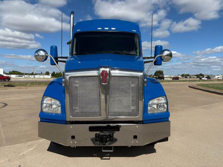 2020 Kenworth T880 52" Raised Roof Sleeper, exterior photo 5