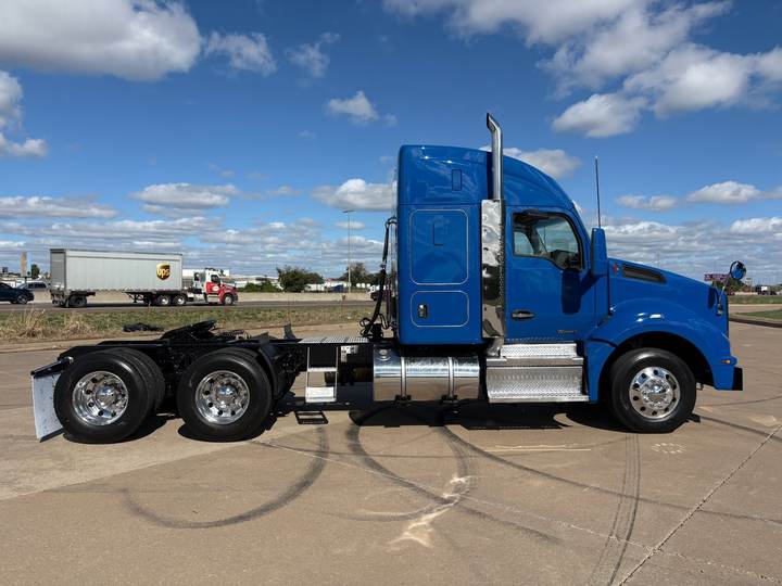 2020 Kenworth T880 52" Raised Roof Sleeper, exterior photo 6