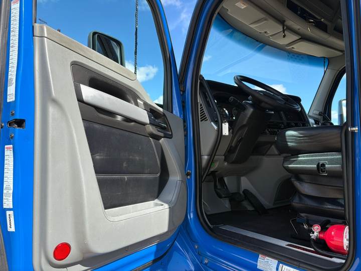 2020 Kenworth T880 52" Raised Roof Sleeper, interior photo 7