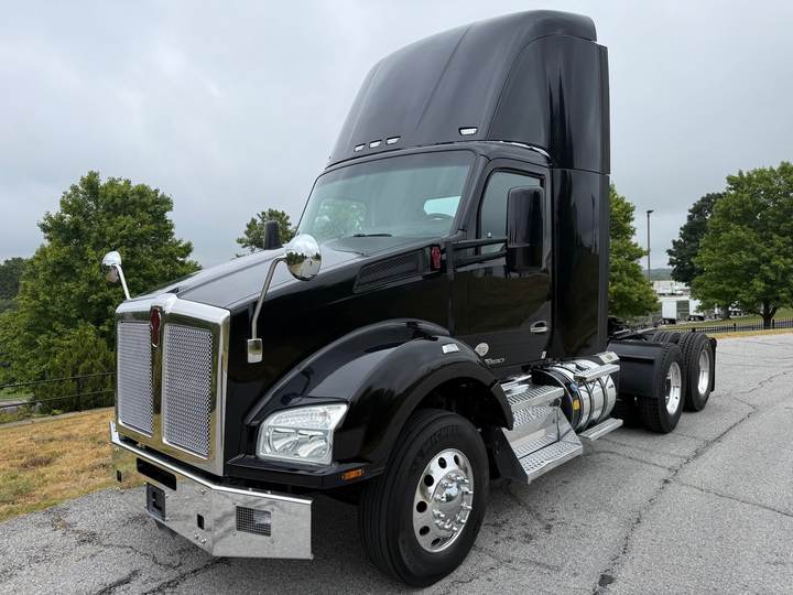 2020 Kenworth T880 Day Cab, exterior photo 2