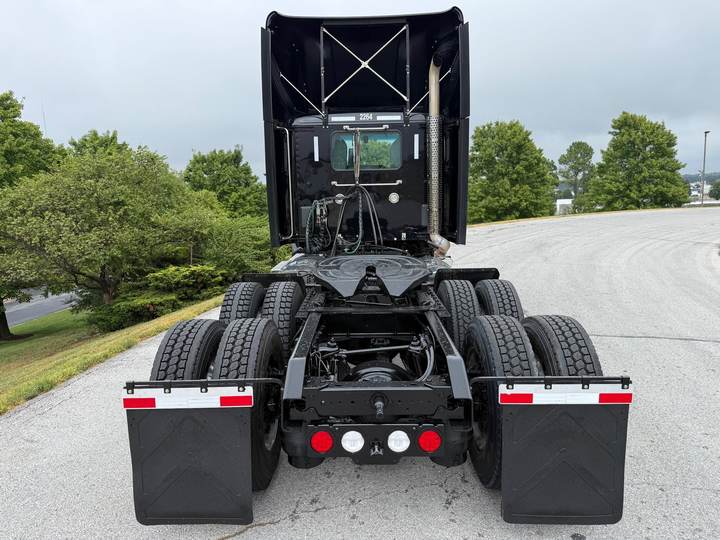 2020 Kenworth T880 Day Cab, exterior photo 3