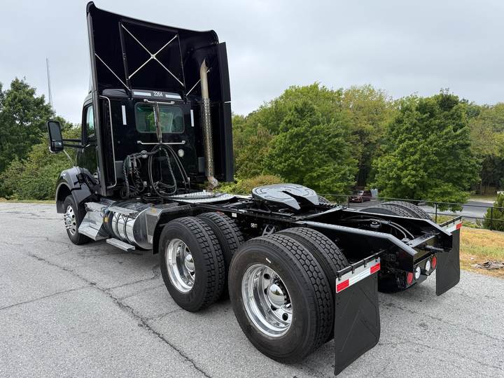 2020 Kenworth T880 Day Cab, exterior photo 5