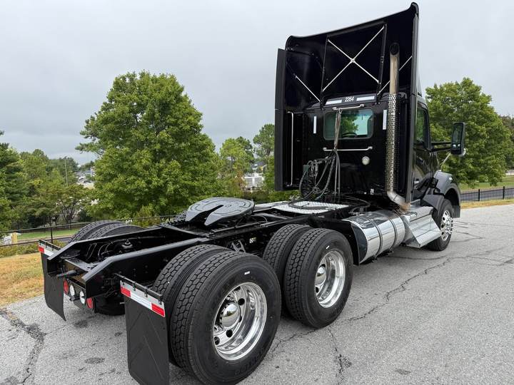 2020 Kenworth T880 Day Cab, exterior photo 6