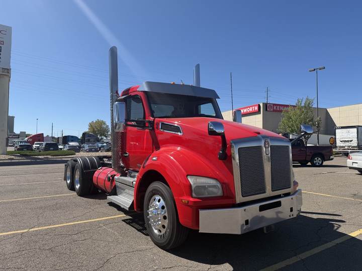 2020 Kenworth T880 Day Cab, exterior photo 1