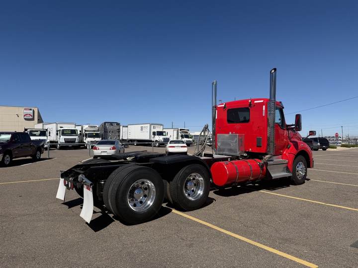 2020 Kenworth T880 Day Cab, exterior photo 2