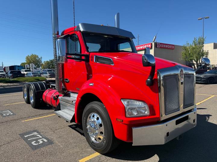 2020 Kenworth T880 Day Cab, exterior photo 1