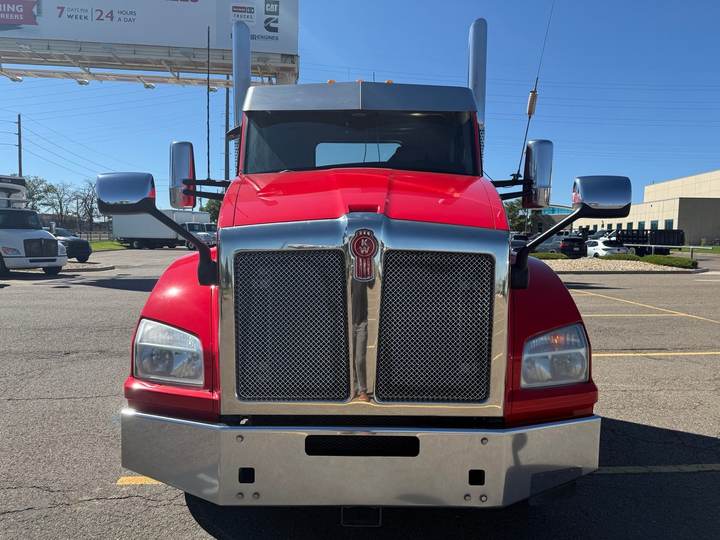 2020 Kenworth T880 Day Cab, exterior photo 2