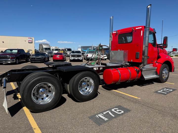 2020 Kenworth T880 Day Cab, exterior photo 3