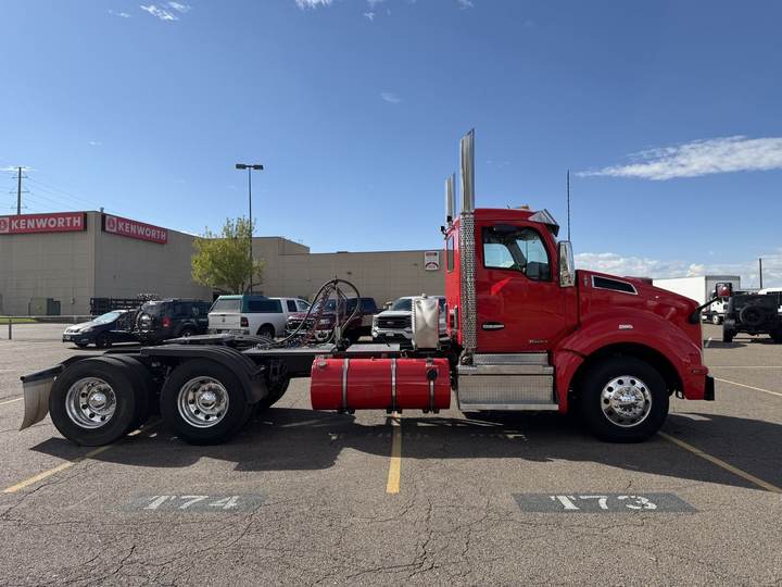 2020 Kenworth T880 Day Cab, exterior photo 2