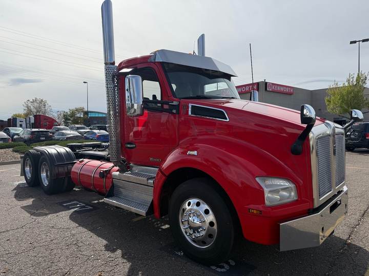 2020 Kenworth T880 Day Cab, exterior photo 2