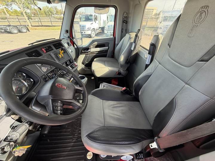2020 Kenworth T880 Day Cab, interior photo 7