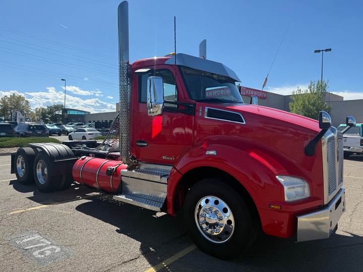 2020 Kenworth T880 Day Cab, exterior photo 1