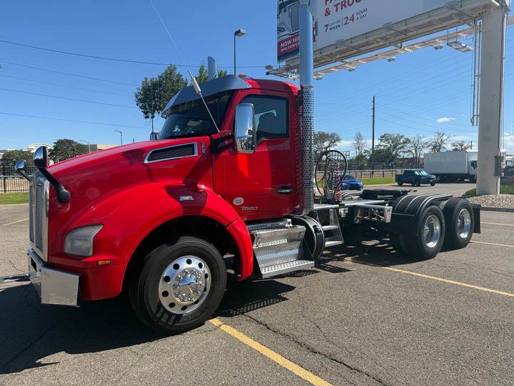 2020 Kenworth T880 Day Cab, exterior photo 3