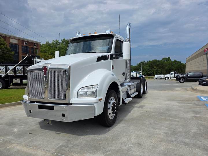 2020 Kenworth T880 Day Cab, exterior photo 2