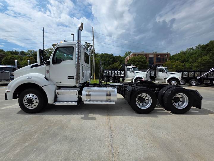 2020 Kenworth T880 Day Cab, exterior photo 3