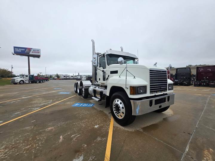 2020 Mack PINNACLE 64T Day Cab, exterior photo 1