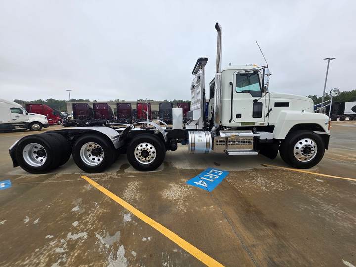 2020 Mack PINNACLE 64T Day Cab, exterior photo 3
