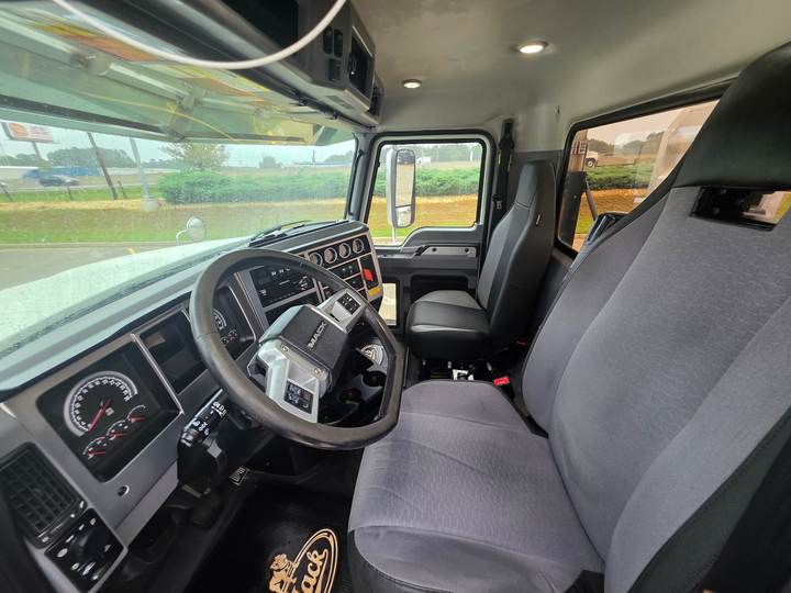 2020 Mack PINNACLE 64T Day Cab, interior photo 8