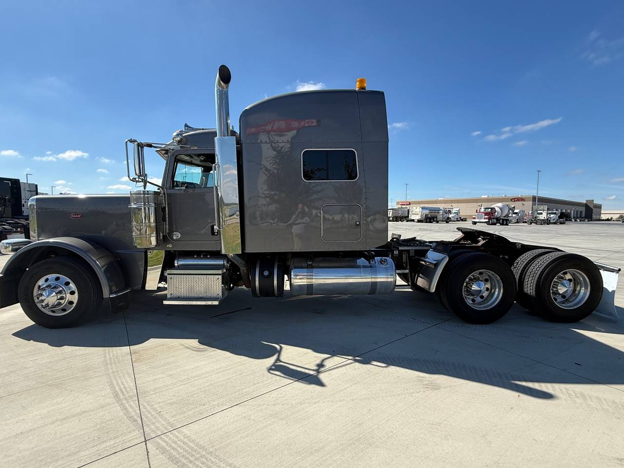 2020 Peterbilt 389 78" Mid Roof Sleeper, exterior photo 2