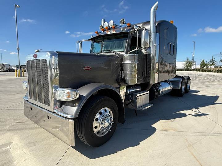 2020 Peterbilt 389 78" Mid Roof Sleeper, exterior photo 3