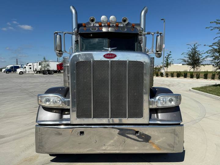 2020 Peterbilt 389 78" Mid Roof Sleeper, exterior photo 4