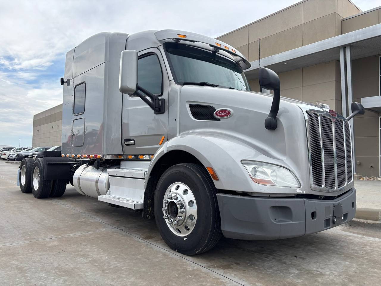 2020 Peterbilt 579 72" Raised Roof Sleeper, exterior photo 1