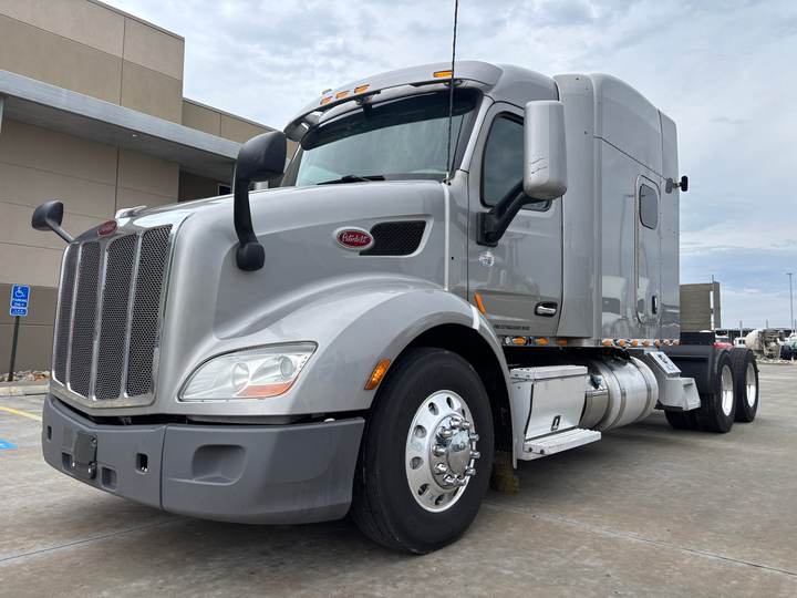 2020 Peterbilt 579 72" Raised Roof Sleeper, exterior photo 2