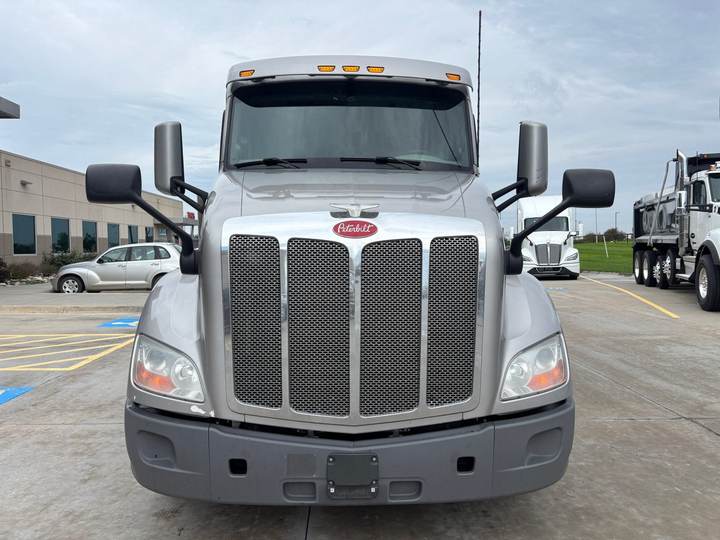 2020 Peterbilt 579 72" Raised Roof Sleeper, exterior photo 3