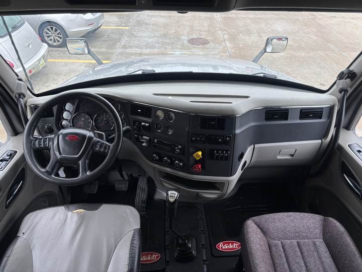 2020 Peterbilt 579 72" Raised Roof Sleeper, interior photo 4