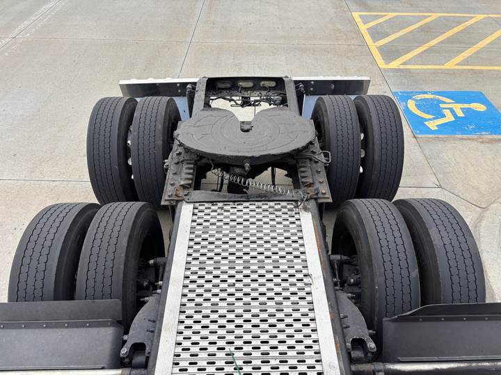 2020 Peterbilt 579 80" Mid Roof Sleeper, exterior photo 2