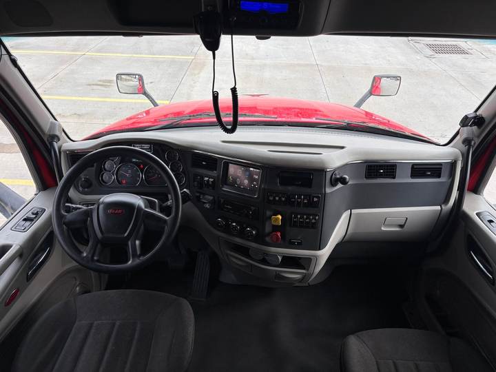 2020 Peterbilt 579 80" Mid Roof Sleeper, interior photo 3