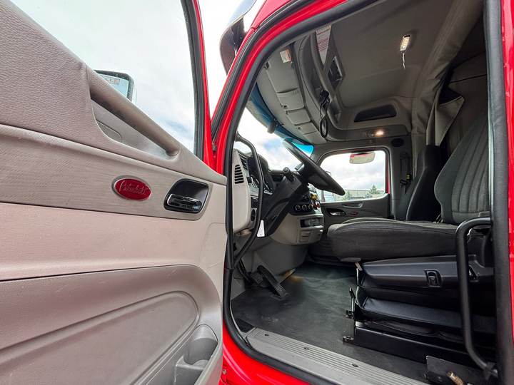 2020 Peterbilt 579 80" Mid Roof Sleeper, interior photo 4