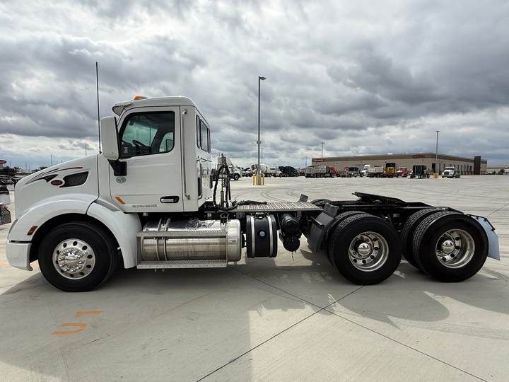 2020 Peterbilt 579 Day Cab, exterior photo 1