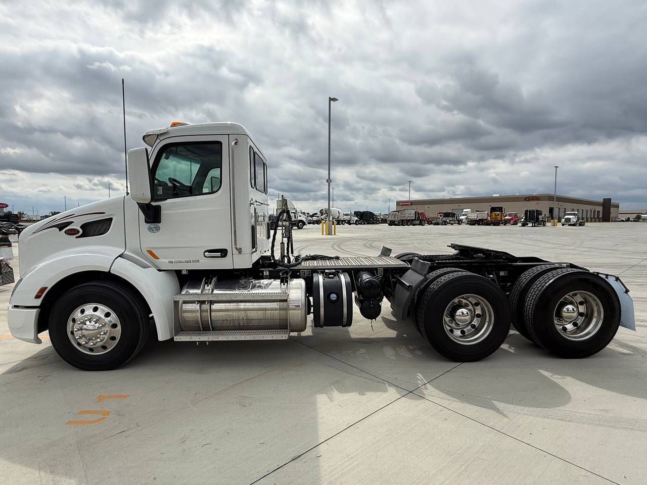 2020 Peterbilt 579 Day Cab, exterior photo 1