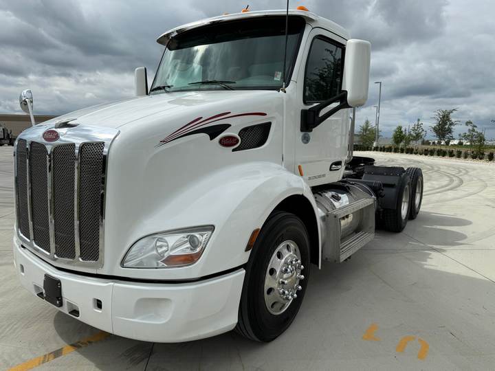 2020 Peterbilt 579 Day Cab, exterior photo 2