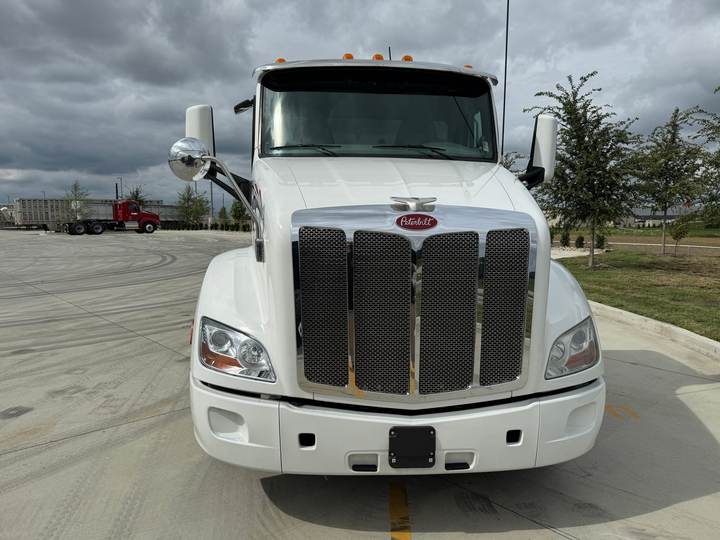 2020 Peterbilt 579 Day Cab, exterior photo 3