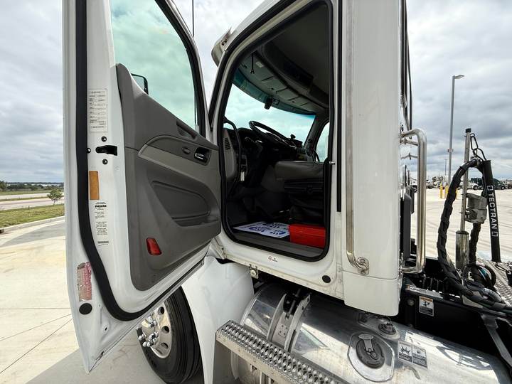 2020 Peterbilt 579 Day Cab, interior photo 4
