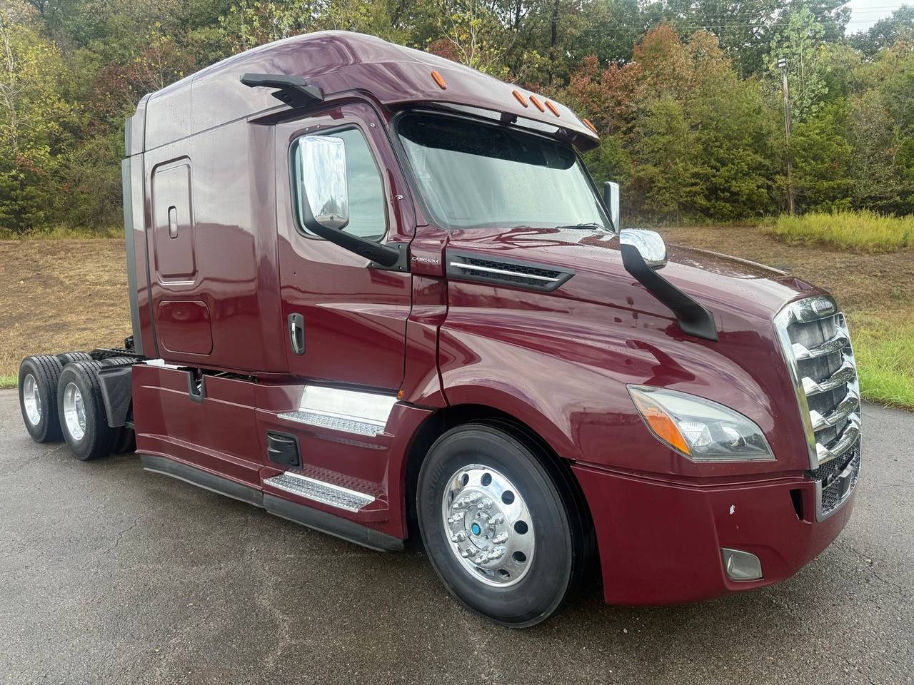 2021 Freightliner CASCADIA126 72" Mid Roof Sleeper, exterior photo 1