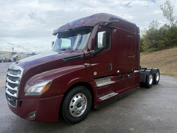 2021 Freightliner CASCADIA126 72" Mid Roof Sleeper, exterior photo 2