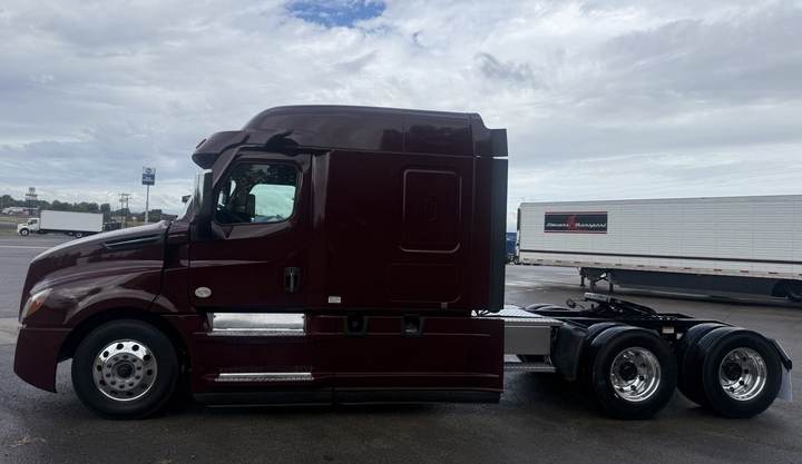 2021 Freightliner CASCADIA126 72" Mid Roof Sleeper, exterior photo 3