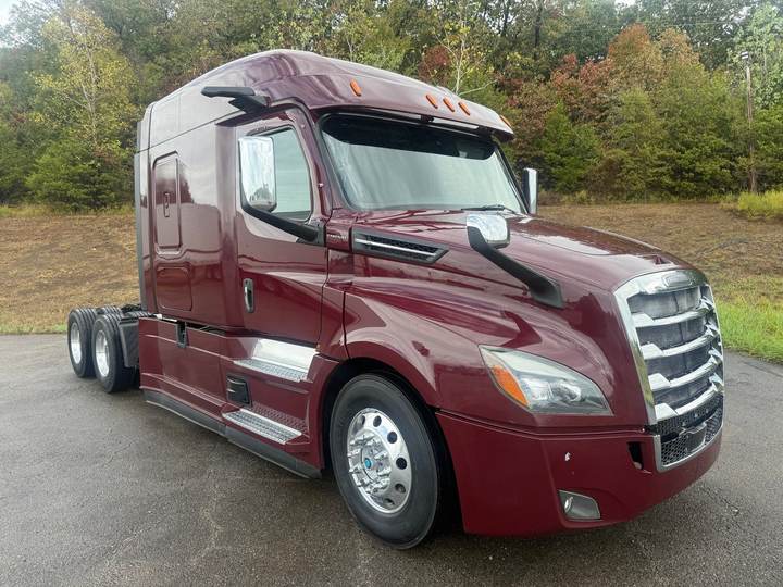 2021 Freightliner CASCADIA126 72" Mid Roof Sleeper, exterior photo 4