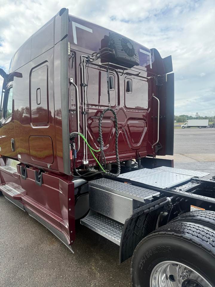 2021 Freightliner CASCADIA126 72" Mid Roof Sleeper, exterior photo 5