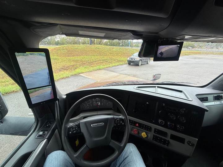 2021 Freightliner CASCADIA126 72" Mid Roof Sleeper, interior photo 7