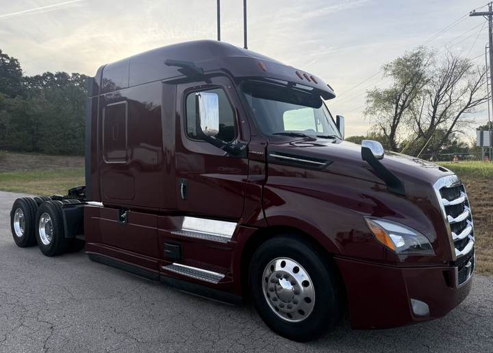 2021 Freightliner CASCADIA126 72" Mid Roof Sleeper, exterior photo 1