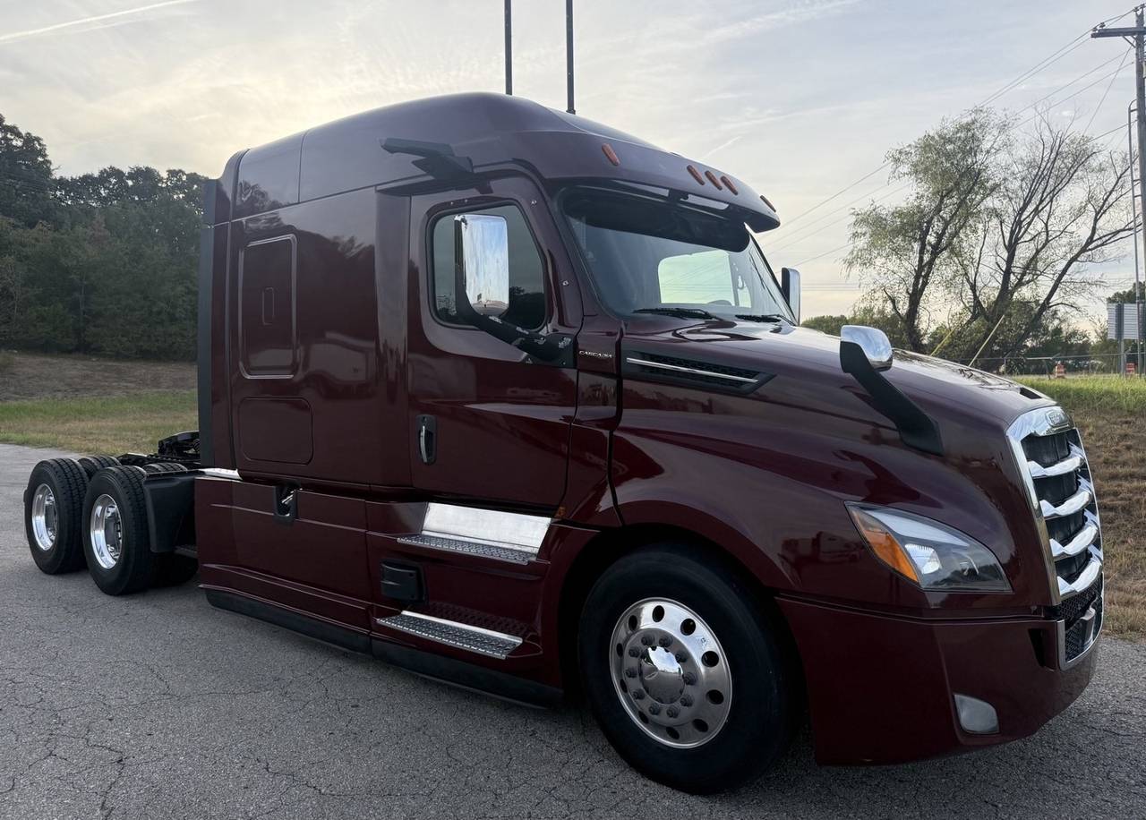 2021 Freightliner CASCADIA126 72" Mid Roof Sleeper, exterior photo 1