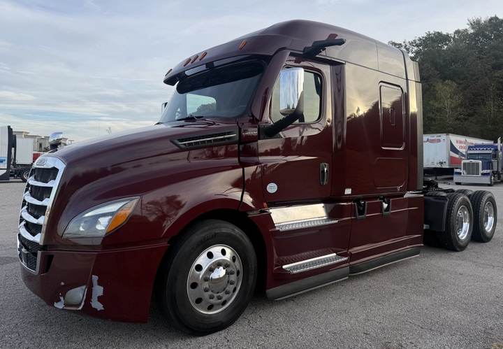 2021 Freightliner CASCADIA126 72" Mid Roof Sleeper, exterior photo 2