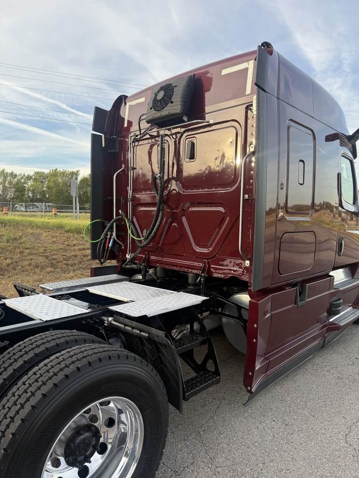 2021 Freightliner CASCADIA126 72" Mid Roof Sleeper, exterior photo 3