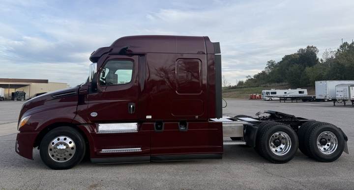 2021 Freightliner CASCADIA126 72" Mid Roof Sleeper, exterior photo 4