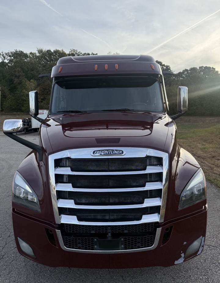 2021 Freightliner CASCADIA126 72" Mid Roof Sleeper, exterior photo 5